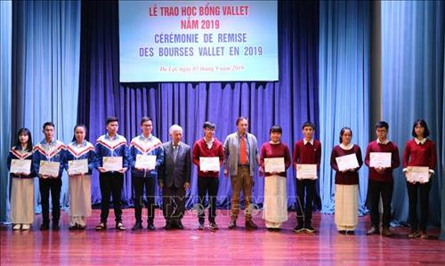Giáo sư Odon Vallet và giáo sư Trần Thanh Vân trao học bổng cho các em học sinh, sinh viên. Ảnh: Nguyễn Dũng - TTXVN Giáo sư Odon Vallet và giáo sư Trần Thanh Vân trao học bổng cho các em học sinh, sinh viên. Ảnh: Nguyễn Dũng - TTXVN