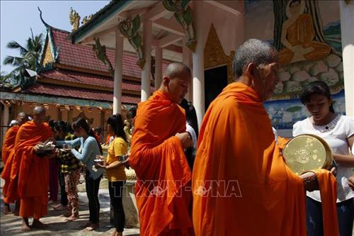 Nghi lễ dâng bát trong lễ Sen Dolta tại chùa 14.000, ấp 5, xã Vĩnh Trung, huyện Vị Thủy. Ảnh: Hồng Thái - TTXVN Nghi lễ dâng bát trong lễ Sen Dolta tại chùa 14.000, ấp 5, xã Vĩnh Trung, huyện Vị Thủy. Ảnh: Hồng Thái - TTXVN