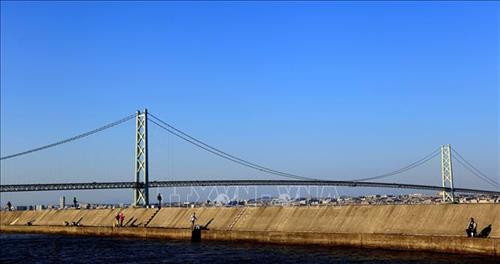 Cầu Akashi-Kaikyo nhìn từ đảo Awaji. Cầu Akashi-Kaikyo nhìn từ đảo Awaji.