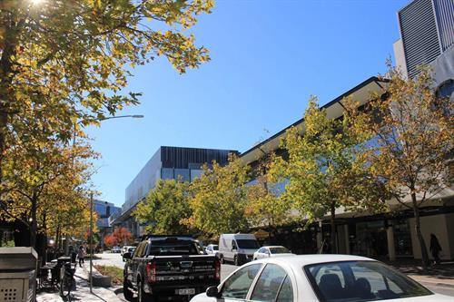 Những hàng cây lá đỏ trải dài thuộc quận Deakin, Canberra. Ảnh: Sao Băng - Pv TTXVN tại Australia Những hàng cây lá đỏ trong khu vực Nhà Quốc hội. Đạp xe hay tản bộ dưới tán cây lá đỏ, lấp lánh những tia nắng mặt trời sẽ là những trải nghiệm khó quên. Ảnh: Sao Băng - Pv TTXVN tại Australia Đường phố Canberra bừng sáng dưới nắng thu rực rỡ. Ảnh: Sao Băng - Pv TTXVN tại Australia Cây lá đổ vàng gần nhà Quốc hội Liên bang. Ảnh: Sao Băng - Pv TTXVN tại Australia Đường phố Canberra bừng sáng dưới nắng thu rực rỡ. Ảnh: Sao Băng - Pv TTXVN tại Australia Đường phố Canberra bừng sáng dưới nắng thu rực rỡ. Ảnh: Sao Băng - Pv TTXVN tại Australia Khu vực trung tâm Canberra nhuộm sắc đỏ. Ảnh: Sao Băng - Pv TTXVN tại Australia Những hàng cây lá đỏ trong khu vực Nhà Quốc hội. Đạp xe hay tản bộ dưới tán cây lá đỏ, lấp lánh những tia nắng mặt trời sẽ là những trải nghiệm khó quên. Tới Canberra mùa Thu, du khách khó có thể quên được một thủ đô tuy vắng nhưng đầy quyến rũ trong mùa thay lá. Ảnh: Sao Băng - Pv TTXVN tại Australia Hàng cây bên bờ hồ Burley Griffin chuyển lá vàng vào mùa Thu. Ảnh: Sao Băng - Pv TTXVN tại Australia Công viên Commonwealth sát bên hồ Burley Griffin. Tới đây vào mùa xuân tháng 9, du khách sẽ được thưởng ngoạn sắc hoa rực rỡ của Lễ hội hoa thường niên. Ảnh: Sao Băng - Pv TTXVN tại Australia Hàng cây bên bờ hồ Burley Griffin chuyển lá vàng vào mùa Thu. Ảnh: Sao Băng - Pv TTXVN tại Australia Hàng cây bên bờ hồ Burley Griffin chuyển lá đỏ vào mùa Thu. Khi mùa xuân tới sẽ nở hoa trắng tinh trước khi lá non xanh đâm chồi. Ảnh: Sao Băng - Pv TTXVN tại Australia Hàng cây bên bờ hồ Burley Griffin chuyển lá đỏ vào mùa Thu. Khi mùa xuân tới sẽ nở hoa trắng tinh trước khi lá non xanh đâm chồi. Ảnh: Sao Băng - Pv TTXVN tại Australia Những hàng cây lá đỏ trải dài thuộc quận Deakin, Canberra. Ảnh: Sao Băng - Pv TTXVN tại Australia Những hàng cây lá đỏ trong khu vực Nhà Quốc hội. Đạp xe hay tản bộ dưới tán cây lá đỏ, lấp lánh những tia nắng mặt trời sẽ là những trải nghiệm khó quên. Ảnh: Sao Băng - Pv TTXVN tại Australia Đường phố Canberra bừng sáng dưới nắng thu rực rỡ. Ảnh: Sao Băng - Pv TTXVN tại Australia Cây lá đổ vàng gần nhà Quốc hội Liên bang. Ảnh: Sao Băng - Pv TTXVN tại Australia Đường phố Canberra bừng sáng dưới nắng thu rực rỡ. Ảnh: Sao Băng - Pv TTXVN tại Australia Đường phố Canberra bừng sáng dưới nắng thu rực rỡ. Ảnh: Sao Băng - Pv TTXVN tại Australia Khu vực trung tâm Canberra nhuộm sắc đỏ. Ảnh: Sao Băng - Pv TTXVN tại Australia Những hàng cây lá đỏ trong khu vực Nhà Quốc hội. Đạp xe hay tản bộ dưới tán cây lá đỏ, lấp lánh những tia nắng mặt trời sẽ là những trải nghiệm khó quên. Tới Canberra mùa Thu, du khách khó có thể quên được một thủ đô tuy vắng nhưng đầy quyến rũ trong mùa thay lá. Ảnh: Sao Băng - Pv TTXVN tại Australia Hàng cây bên bờ hồ Burley Griffin chuyển lá vàng vào mùa Thu. Ảnh: Sao Băng - Pv TTXVN tại Australia Công viên Commonwealth sát bên hồ Burley Griffin. Tới đây vào mùa xuân tháng 9, du khách sẽ được thưởng ngoạn sắc hoa rực rỡ của Lễ hội hoa thường niên. Ảnh: Sao Băng - Pv TTXVN tại Australia Hàng cây bên bờ hồ Burley Griffin chuyển lá vàng vào mùa Thu. Ảnh: Sao Băng - Pv TTXVN tại Australia Hàng cây bên bờ hồ Burley Griffin chuyển lá đỏ vào mùa Thu. Khi mùa xuân tới sẽ nở hoa trắng tinh trước khi lá non xanh đâm chồi. Ảnh: Sao Băng - Pv TTXVN tại Australia Hàng cây bên bờ hồ Burley Griffin chuyển lá đỏ vào mùa Thu. Khi mùa xuân tới sẽ nở hoa trắng tinh trước khi lá non xanh đâm chồi. Ảnh: Sao Băng - Pv TTXVN tại Australia