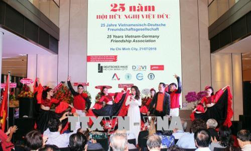 Chương trình văn nghệ tại buổi lễ. Ảnh: Xuân Khu-TTXVN Chương trình văn nghệ tại buổi lễ. Ảnh: Xuân Khu-TTXVN