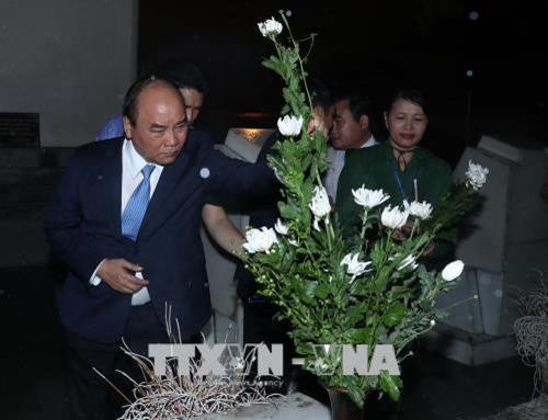 Thủ tướng Nguyễn Xuân Phúc dâng hương, hoa trước mộ 10 Nữ Liệt sỹ TNXP toàn quốc tại Khu di tích Ngã ba Đồng Lộc. Ảnh: Thống Nhất - TTXVN Thủ tướng Nguyễn Xuân Phúc dâng hương, hoa trước mộ 10 Nữ Liệt sỹ TNXP toàn quốc tại Khu di tích Ngã ba Đồng Lộc. Ảnh: Thống Nhất - TTXVN