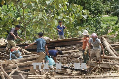 Người dân bản Tủ, xã Sơn Lương, huyện Văn Chấn khắc phục hậu quả mưa lũ. Ảnh: Việt Dũng - TTXVN Người dân bản Tủ, xã Sơn Lương, huyện Văn Chấn khắc phục hậu quả mưa lũ. Ảnh: Việt Dũng - TTXVN