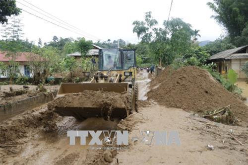 Các phương tiện, máy móc được huy động tham gia dọn đường vào bản Mười, xã Sơn Lương, huyện Văn Chấn. Ảnh: Việt Dũng - TTXVN Các phương tiện, máy móc được huy động tham gia dọn đường vào bản Mười, xã Sơn Lương, huyện Văn Chấn. Ảnh: Việt Dũng - TTXVN
