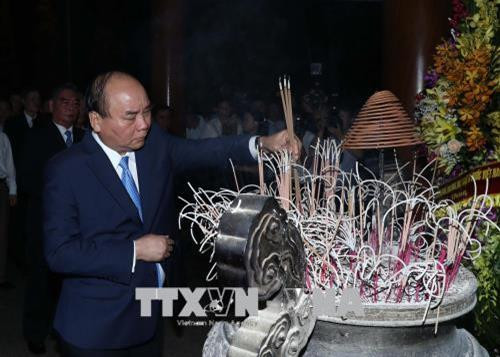 Thủ tướng Nguyễn Xuân Phúc dâng hương tại Nhà bia tưởng niệm Liệt sỹ TNXP toàn quốc tại Khu di tích Ngã ba Đồng Lộc. Ảnh: Thống Nhất - TTXVN Thủ tướng Nguyễn Xuân Phúc dâng hương tại Nhà bia tưởng niệm Liệt sỹ TNXP toàn quốc tại Khu di tích Ngã ba Đồng Lộc. Ảnh: Thống Nhất - TTXVN