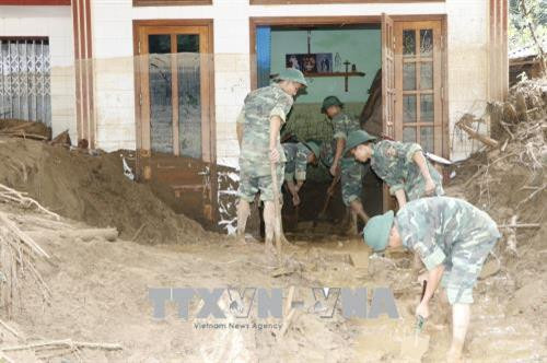 Các chiến sỹ Trung đoàn 98, Sư đoàn 316 (Quân khu 2) giúp người dân bản Mười, xã Sơn Lương, huyện Văn Chấn khắc phục hậu quả mưa lũ. Ảnh: Việt Dũng - TTXVN Các chiến sỹ Trung đoàn 98, Sư đoàn 316 (Quân khu 2) giúp người dân bản Mười, xã Sơn Lương, huyện Văn Chấn khắc phục hậu quả mưa lũ. Ảnh: Việt Dũng - TTXVN