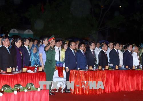 Thủ tướng Nguyễn Xuân Phúc và các đại biểu thực hiện nghi thức chào cờ tại lễ kỷ niệm. Ảnh: Thống Nhất - TTXVN Thủ tướng Nguyễn Xuân Phúc và các đại biểu thực hiện nghi thức chào cờ tại lễ kỷ niệm. Ảnh: Thống Nhất - TTXVN