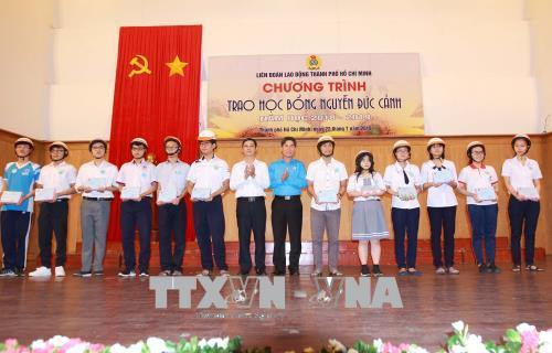 Lãnh đạo Liên đoàn Lao động Thành phố Hồ Chí Minh trao “Học bổng Nguyễn Đức Cảnh năm học 2018 – 2019” cho con công nhân viên chức lao động có hoàn cảnh khó khăn, học tốt. Ảnh: Thanh Vũ – TTXVN