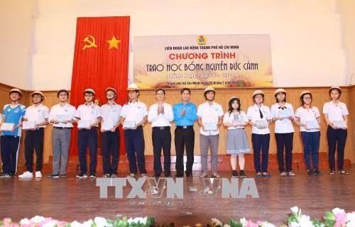 Lãnh đạo Liên đoàn Lao động Thành phố Hồ Chí Minh trao “Học bổng Nguyễn Đức Cảnh năm học 2018 – 2019” cho con công nhân viên chức lao động có hoàn cảnh khó khăn, học tốt. Ảnh: Thanh Vũ – TTXVN