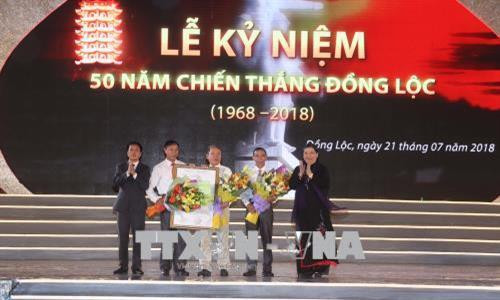 Đồng chí Tòng Thị Phóng, Uỷ viên Bộ Chính trị, Phó Chủ tịch Thường trực Quốc hội trao Nghị Quyết của Uỷ ban Thường vụ Quốc hội công nhận Thị trấn Đồng Lộc. Ảnh: Thống Nhất - TTXVN Đồng chí Tòng Thị Phóng, Uỷ viên Bộ Chính trị, Phó Chủ tịch Thường trực Quốc hội trao Nghị Quyết của Uỷ ban Thường vụ Quốc hội công nhận Thị trấn Đồng Lộc. Ảnh: Thống Nhất - TTXVN