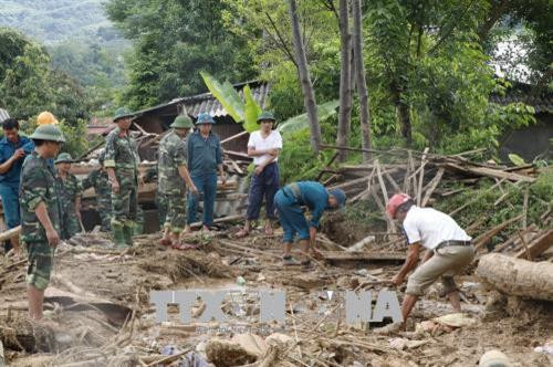 Lực lượng chức năng giúp người dân bản Tủ, xã Sơn Lương, huyện Văn Chấn khắc phục hậu quả mưa lũ. Ảnh: Việt Dũng - TTXVN Lực lượng chức năng giúp người dân bản Tủ, xã Sơn Lương, huyện Văn Chấn khắc phục hậu quả mưa lũ. Ảnh: Việt Dũng - TTXVN