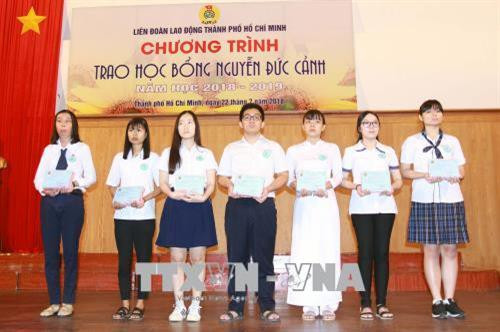 Học sinh có hoàn cảnh khó khăn, học tốt nhận Học bổng Nguyễn Đức Cảnh năm học 2018 – 2019. Ảnh: Thanh Vũ TTXVN