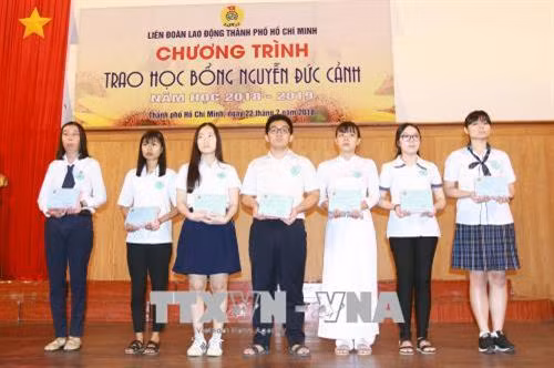Học sinh có hoàn cảnh khó khăn, học tốt nhận Học bổng Nguyễn Đức Cảnh năm học 2018 – 2019. Ảnh: Thanh Vũ TTXVN