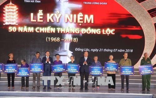 Thủ tướng Nguyễn Xuân Phúc và ông Lê Đình Sơn, Ủy viên BCH Trung ương Đảng, Bí thư Tỉnh ủy, Chủ tịch HĐND tỉnh Hà Tĩnh trao tặng 10 căn nhà tình nghĩa cho các hộ gia đình có công với cách mạng, gia đình gặp hoàn cảnh khó khăn. Ảnh: Thống Nhất - TTXVN Thủ tướng Nguyễn Xuân Phúc và ông Lê Đình Sơn, Ủy viên BCH Trung ương Đảng, Bí thư Tỉnh ủy, Chủ tịch HĐND tỉnh Hà Tĩnh trao tặng 10 căn nhà tình nghĩa cho các hộ gia đình có công với cách mạng, gia đình gặp hoàn cảnh khó khăn. Ảnh: Thống Nhất - TTXVN