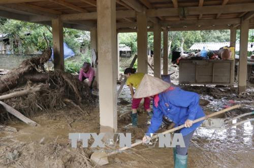Người dân bản Tủ, xã Sơn Lương, huyện Văn Chấn khắc phục hậu quả mưa lũ. Ảnh: Việt Dũng - TTXVN Người dân bản Tủ, xã Sơn Lương, huyện Văn Chấn khắc phục hậu quả mưa lũ. Ảnh: Việt Dũng - TTXVN