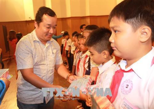 Đại diện Thành ủy Thành phố Hồ Chí Minh trao “Học bổng Nguyễn Đức Cảnh năm học 2018 – 2019” cho con công nhân viên chức lao động có hoàn cảnh khó khăn, học tốt. Ảnh: Thanh Vũ – TTXVN