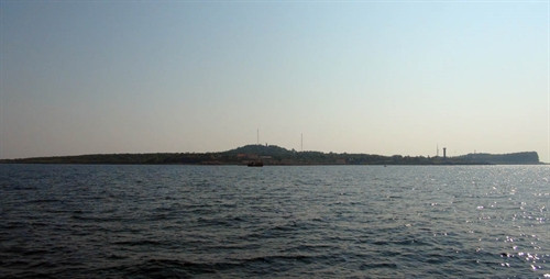 Cồn cỏ như hòn ngọc giữa Biển Đông. Ảnh conco.quangtri.gov.vn Cồn cỏ như hòn ngọc giữa Biển Đông. Ảnh conco.quangtri.gov.vn