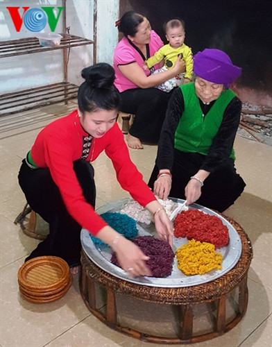 Qua bàn tay chế biến của thiếu nữ Thái, món xôi hiện lên rực rỡ sắc màu. Qua bàn tay chế biến của thiếu nữ Thái, món xôi hiện lên rực rỡ sắc màu.