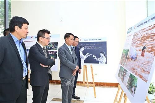 Ủy viên Trung ương Đảng, Tổng giám đốc TTXVN Nguyễn Đức Lợi và các đại biểu tham quan ảnh triển lãm tại Lễ trao giải. Ảnh: Minh Quyết - TTXVN Ủy viên Trung ương Đảng, Tổng giám đốc TTXVN Nguyễn Đức Lợi và các đại biểu tham quan ảnh triển lãm tại Lễ trao giải. Ảnh: Minh Quyết - TTXVN