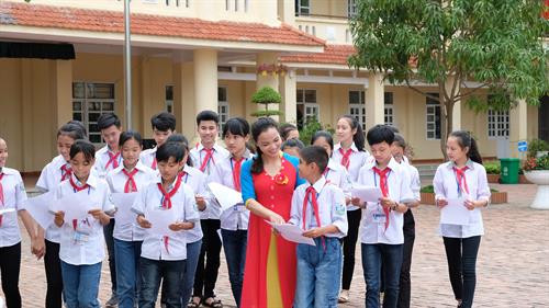 Đạt cùng cô giáo và các thành viên trong Câu lạc bộ dân ca trường THCS Kim Liên. Ảnh: Bích Huệ - TTXVN Đạt cùng cô giáo và các thành viên trong Câu lạc bộ dân ca trường THCS Kim Liên. Ảnh: Bích Huệ - TTXVN