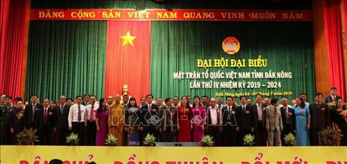 Các Ủy viên nhiệm kỳ mới ra mắt Đại hội. Ảnh: Ngọc Minh – TTXVN Các Ủy viên nhiệm kỳ mới ra mắt Đại hội. Ảnh: Ngọc Minh – TTXVN