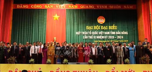 Các Ủy viên nhiệm kỳ mới ra mắt Đại hội. Ảnh: Ngọc Minh – TTXVN Các Ủy viên nhiệm kỳ mới ra mắt Đại hội. Ảnh: Ngọc Minh – TTXVN