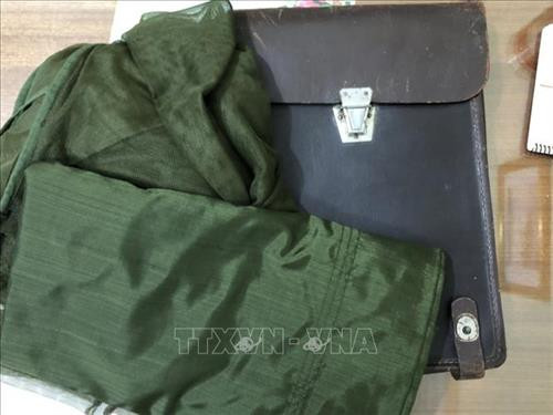 Bộ quần áo và xà-cột của Thượng tá Phạm Chu Hải được cấp phục vụ chuyến công tác đặc biệt nghiên cứu máy bay chiến lợi phẩm, trong kế hoạch ném bom sân bay Tân Sơn Nhất. Ảnh: TTXVN phát