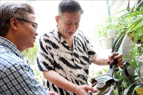 Anh hùng Lực lượng vũ trang nhân dân Từ Đễ giới thiệu về thiết bị điều khiển bay và cách thức ném bom của máy bay A-37. Ảnh: Tiến Lực - TTXVN