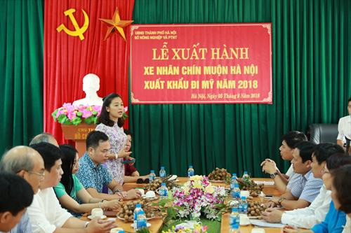 Ông Nguyễn Văn Chí - Chánh Văn phòng Sở Nông nghiệp và Phát triển nông thôn Hà Nội giới thiệu Chương trình tổ chức Lễ khởi hành xe nhãn chín muộn Hà Nội xuất khẩu đi Mỹ năm 2018. Ảnh: Lê Lan Hương Giám đốc Sở Nông nghiệp và Phát triển nông thôn Hà Nội Chu Phú Mỹ giới thiệu tiềm năng sản xuất nhãn chín muộn của Hà Nội. Ảnh: Lê Lan Hương Ông Joshua Emmanuel - Phó Chủ tịch Tập đoàn Joseli LLC, đại diện cho doanh nghiệp nhập khẩu nhãn chín muộn Hà Nội phát biểu tại buổi lễ. Ảnh: Lê Lan Hương Bà Phùng Hương - Tổng Giám đốc Công ty GreenPath Việt Nam, đại diện cho doanh nghiệp xuất khẩu nhãn chín muộn Hà Nội phát biểu tại buổi lễ. Ảnh: Lê Lan Hương