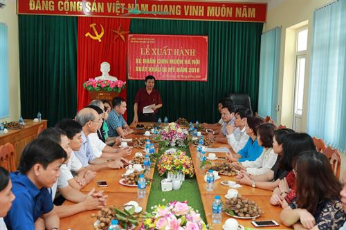Ông Nguyễn Văn Chí - Chánh Văn phòng Sở Nông nghiệp và Phát triển nông thôn Hà Nội giới thiệu Chương trình tổ chức Lễ khởi hành xe nhãn chín muộn Hà Nội xuất khẩu đi Mỹ năm 2018. Ảnh: Lê Lan Hương Giám đốc Sở Nông nghiệp và Phát triển nông thôn Hà Nội Chu Phú Mỹ giới thiệu tiềm năng sản xuất nhãn chín muộn của Hà Nội. Ảnh: Lê Lan Hương Ông Joshua Emmanuel - Phó Chủ tịch Tập đoàn Joseli LLC, đại diện cho doanh nghiệp nhập khẩu nhãn chín muộn Hà Nội phát biểu tại buổi lễ. Ảnh: Lê Lan Hương Bà Phùng Hương - Tổng Giám đốc Công ty GreenPath Việt Nam, đại diện cho doanh nghiệp xuất khẩu nhãn chín muộn Hà Nội phát biểu tại buổi lễ. Ảnh: Lê Lan Hương