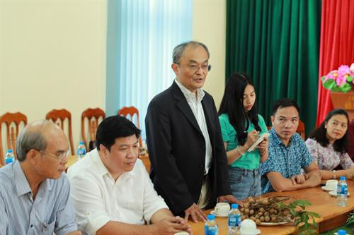 Ông Nguyễn Văn Chí - Chánh Văn phòng Sở Nông nghiệp và Phát triển nông thôn Hà Nội giới thiệu Chương trình tổ chức Lễ khởi hành xe nhãn chín muộn Hà Nội xuất khẩu đi Mỹ năm 2018. Ảnh: Lê Lan Hương Giám đốc Sở Nông nghiệp và Phát triển nông thôn Hà Nội Chu Phú Mỹ giới thiệu tiềm năng sản xuất nhãn chín muộn của Hà Nội. Ảnh: Lê Lan Hương Ông Joshua Emmanuel - Phó Chủ tịch Tập đoàn Joseli LLC, đại diện cho doanh nghiệp nhập khẩu nhãn chín muộn Hà Nội phát biểu tại buổi lễ. Ảnh: Lê Lan Hương Bà Phùng Hương - Tổng Giám đốc Công ty GreenPath Việt Nam, đại diện cho doanh nghiệp xuất khẩu nhãn chín muộn Hà Nội phát biểu tại buổi lễ. Ảnh: Lê Lan Hương