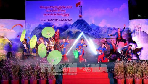 Tiết mục văn nghệ tại lễ khai mạc. Ảnh: Thành Đạt – T TXVN