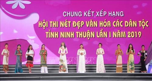 Top 10 thí sinh tham gia vòng chung kết Hội thi nét đẹp văn hóa các dân tộc tỉnh Ninh Thuận. Ảnh: Nguyễn Thành – TTXVN Top 10 thí sinh tham gia vòng chung kết Hội thi nét đẹp văn hóa các dân tộc tỉnh Ninh Thuận. Ảnh: Nguyễn Thành – TTXVN