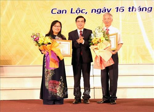 Ông Đặng Quốc Vinh, Phó chủ tịch tỉnh Hà Tĩnh trao bằng khen cho hai cá nhân đã có thành tích trong xây dựng hồ sơ “Hoàng hoa sứ trình đồ”. Ảnh: Công Tường-TTXVN Ông Đặng Quốc Vinh, Phó chủ tịch tỉnh Hà Tĩnh trao bằng khen cho hai cá nhân đã có thành tích trong xây dựng hồ sơ “Hoàng hoa sứ trình đồ”. Ảnh: Công Tường-TTXVN