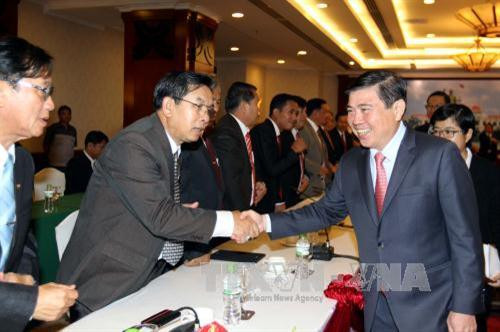 Chủ tịch UBND Thành phố Hồ Chí Minh Nguyễn Thành Phong với các đại biểu 3 tỉnh Trung Lào. Ảnh: Thanh Vũ – TTXVN