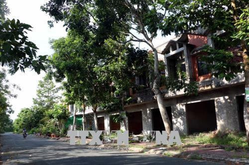 Khu dân cư thương mại 586 (Hậu Giang) được xây dựng gần 15 năm qua và đến nay hầu hết nơi đây rơi vào cảnh hoang tàn. Ảnh: Duy Khương – TTXVN Khu dân cư thương mại 586 (Hậu Giang) được xây dựng gần 15 năm qua và đến nay hầu hết nơi đây rơi vào cảnh hoang tàn. Ảnh: Duy Khương – TTXVN