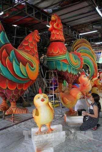 Các công nhân đang hoàn thiện công đoạn cuối cho cụm linh vật chính tại nhà xưởng của nghệ nhân Văn Tòng. Ảnh: Mạnh Linh-TTXVN Các công nhân đang hoàn thiện công đoạn cuối cho cụm linh vật chính tại nhà xưởng của nghệ nhân Văn Tòng. Ảnh: Mạnh Linh-TTXVN