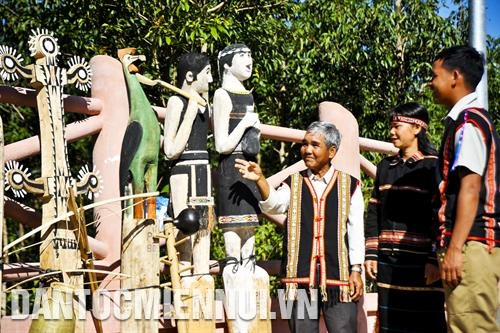 Già Ram giới thiệu về các tác phẩm truyền thống do làng Bông thực hiện. Ảnh: Dư Toán Cùng nhau chuẩn bị cho buổi lễ. Ảnh: Dư Toán