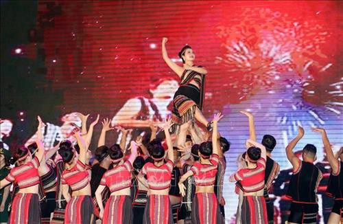 Tiết mục văn nghệ trong chương trình ''Xuân Biên phòng ấm lòng dân bản''. Ảnh: Trọng Đức – TTXVN Tiết mục văn nghệ trong chương trình ''Xuân Biên phòng ấm lòng dân bản''. Ảnh: Trọng Đức – TTXVN