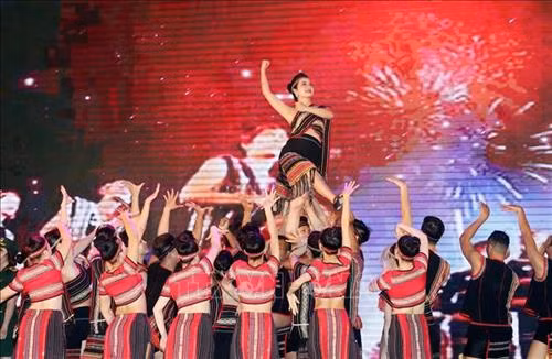 Tiết mục văn nghệ trong chương trình ''Xuân Biên phòng ấm lòng dân bản''. Ảnh: Trọng Đức – TTXVN