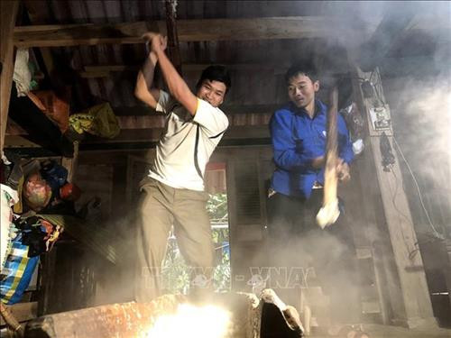 Các thanh niên tham gia giã bánh dày trong ngày tết người Mông. Ảnh: Hữu Quyết - TTXVN Bánh dày là thứ không thể thiếu trong mâm cỗ ngày tết của người Mông. Ảnh: Hữu Quyết - TTXVN Người Mông ở xã Hồng Ngài, huyện Bắc Yên thực hiện nghi thức cúng tổ tiên. Ảnh: Hữu Quyết - TTXVN Nghi thức dán giấy lên các công cụ lao động và đồ dùng của người Mông. Ảnh: Hữu Quyết - TTXVN Các thanh niên tham gia giã bánh dày trong ngày tết người Mông. Ảnh: Hữu Quyết - TTXVN Bánh dày là thứ không thể thiếu trong mâm cỗ ngày tết của người Mông. Ảnh: Hữu Quyết - TTXVN Người Mông ở xã Hồng Ngài, huyện Bắc Yên thực hiện nghi thức cúng tổ tiên. Ảnh: Hữu Quyết - TTXVN Nghi thức dán giấy lên các công cụ lao động và đồ dùng của người Mông. Ảnh: Hữu Quyết - TTXVN
