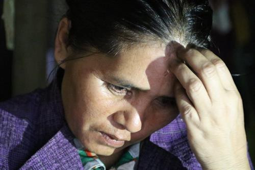 Ánh mắt của người mẹ trầm buồn khi con kết hôn sớm. Ảnh: Nam Sương - TTXVN