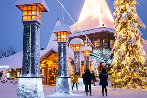 Rovaniemi, thủ phủ tỉnh Lapland ở Phần Lan được xem là quê hương chính thức của ông già Noel. Làng của ông già Noel: Nằm cách trung tâm thành phố Rovaniemi khoảng 8 km về phía bắc, Santa Claus Village, hay Làng của ông già Noel mở cửa chào đón du khách mỗi ngày. Là điểm đến hút khách nhất của Lapland, nơi đây như một resort đúng nghĩa với hàng loạt cửa hàng quà lưu niệm, nhà hàng, quán cà phê... Song, 3 địa điểm hấp dẫn hơn cả tại ngôi làng này chính là Santa Claus Office, Santa Claus Main Post Office và Arctic Circle. Gặp ông già Noel "xịn": Santa Claus Office, hay Văn phòng của ông già Noel là địa điểm chính thức cho bạn gặp gỡ nhân vật quen thuộc, hiền hậu với bộ râu rậm đặc trưng. Không quá lời khi nói rằng ông già Noel có lẽ là người... nổi tiếng nhất thế giới, đặc biệt với trẻ em. Tại Santa Claus Office, các bạn nhỏ có thể khám phá nhiều bí mật thú vị về nhân vật này, chẳng hạn như bộ điều khiển tốc độ quay Trái Đất của ông. Gửi thiệp Giáng sinh đến những người thân yêu: Santa Claus Main Post Office, hay Bưu điện chính của ông già Noel thuộc mạng lưới dịch vụ bưu chính quốc gia Phần Lan. Tại đây, du khách có thể "đặt hàng" ông già Noel gửi thiệp, quà Giáng sinh... đến những người thân yêu với một dấu bưu điện chính thức ở đây mà không nơi nào có để làm họ bất ngờ. Từ năm 1985, ông già Noel nhận khoảng 15 triệu lá thư từ 198 quốc gia, vùng lãnh thổ gửi đến, nên tại bưu điện, bạn cũng có thể xem qua những lá thư đáng yêu này của trẻ em khắp thế giới. Check-in tại Vòng Bắc Cực: Arctic Circle, hay Vòng Bắc Cực là vĩ tuyến 66 độ 33 phút bắc. Đây là một trong những dấu mốc địa lý rất đặc biệt trên Trái Đất, diễn ra những hiện tượng kỳ thú như Mặt Trời nửa đêm (Midnight Sun) hay Đêm vùng cực (Polar Night). Vòng Bắc Cực chạy qua Santa Claus Village ở Rovaniemi được đánh dấu rõ ràng, dễ nhận biết. Bạn hẳn không thể bỏ qua điểm check-in độc lạ này khi đến đây. Chiêm ngưỡng Bắc Cực quang kỳ ảo: Từ cuối tháng 8 đến tận đầu tháng 4 hàng năm ở Rovaniemi, bạn có thể tận mắt chiêm ngưỡng Bắc Cực quang "nhảy múa" không ngừng. Không gian lý tưởng để quan sát hiện tượng thiên nhiên kỳ thú này là bầu trời đêm đủ tối, trong vắt, không có ánh đèn neon. Trung tâm khoa học và bảo tàng Arktikum's Arctic Garden bên bờ sông Ounasjoki là một gợi ý thích hợp nếu bạn không muốn di chuyển quá xa trung tâm thành phố. Cưỡi xe tuần lộc kéo: Những chú tuần lộc kéo xe là một trong những hình ảnh gắn liền với ông già Noel. Tuy không thể... bay giữa trời, song những xe tuần lộc kéo vẫn đủ khả năng mang đến bạn cảm giác lướt đi trên tuyết trắng. Bạn có thể ghé thăm các trang trại tuần lộc và trải nghiệm hoạt động thú vị này. Ngoài cưỡi xe tuần lộc kéo, du khách cũng có thể lựa chọn xe kéo bởi những chú chó Husky. Kết bạn với những động vật vùng cực: Nếu là tín đồ yêu động vật, chắc chắn bạn không thể bỏ qua Ranua Wildlife Park, hay Công viên động vật hoang dã Ranua ở Rovaniemi. Tại đây, du khách có thể tìm hiểu, quan sát, chụp ảnh... nhiều loài động vật đặc biệt sống vùng cực như gấu trắng Bắc Cực, cáo Bắc Cực, cú tuyết, hươu đuôi trắng, rái cá... Cưỡi xe trượt tuyết: Có từ năm 1999, Arctic Circle Snowmobile Park, hay Công viên xe trượt tuyết Vòng Bắc Cực ở Rovaniemi sẽ mang đến bạn cơ hội thử sức với loại phương tiện đặc biệt này. Nơi đây có những chiếc xe trượt tuyết cỡ nhỏ thích hợp cho cả trẻ em để cùng vui chơi trong mùa đông. Ngoài ra, du khách cũng có thể tìm hiểu sự phát triển của xe trượt tuyết từ thập niên 1960 đến nay qua triển lãm ở "Ngôi nhà xe trượt tuyết của ông già Noel". Thử món ngon từ thịt tuần lộc: Tuần lộc được xem là một loại gia súc ở Lapland. Hình thức sinh kế chăn nuôi tuần lộc đã có từ nhiều thế kỷ ở vùng đất này, nên thịt tuần lộc là phần quan trọng không thể thiếu trong văn hóa ẩm thực của quê hương ông già Noel. Bạn có thể thưởng thức thịt tuần lộc xào dầu olive, ăn kèm khoai tây nghiền và quả mọng lingonberry đặc trưng ở vùng Scandinavia. Thưởng thức đặc sản tráng miệng Rovaniemi: Món ăn địa phương bạn nhất định phải thử khi đến quê hương ông già Noel là "phô mai bánh mì", hay leipajuusto. Món tráng miệng làm từ phô mai mềm chiên này thường được phục vụ với quả mọng cloudberry đặc trưng, đắt tiền ở Phần Lan. Trong lúc thưởng thức món leipajuusto hấp dẫn với hương vị ngọt ngào, bạn sẽ nghe được những âm thanh vui tai phát ra khi nhai. Rovaniemi, thủ phủ tỉnh Lapland ở Phần Lan được xem là quê hương chính thức của ông già Noel. Làng của ông già Noel: Nằm cách trung tâm thành phố Rovaniemi khoảng 8 km về phía bắc, Santa Claus Village, hay Làng của ông già Noel mở cửa chào đón du khách mỗi ngày. Là điểm đến hút khách nhất của Lapland, nơi đây như một resort đúng nghĩa với hàng loạt cửa hàng quà lưu niệm, nhà hàng, quán cà phê... Song, 3 địa điểm hấp dẫn hơn cả tại ngôi làng này chính là Santa Claus Office, Santa Claus Main Post Office và Arctic Circle. Gặp ông già Noel "xịn": Santa Claus Office, hay Văn phòng của ông già Noel là địa điểm chính thức cho bạn gặp gỡ nhân vật quen thuộc, hiền hậu với bộ râu rậm đặc trưng. Không quá lời khi nói rằng ông già Noel có lẽ là người... nổi tiếng nhất thế giới, đặc biệt với trẻ em. Tại Santa Claus Office, các bạn nhỏ có thể khám phá nhiều bí mật thú vị về nhân vật này, chẳng hạn như bộ điều khiển tốc độ quay Trái Đất của ông. Gửi thiệp Giáng sinh đến những người thân yêu: Santa Claus Main Post Office, hay Bưu điện chính của ông già Noel thuộc mạng lưới dịch vụ bưu chính quốc gia Phần Lan. Tại đây, du khách có thể "đặt hàng" ông già Noel gửi thiệp, quà Giáng sinh... đến những người thân yêu với một dấu bưu điện chính thức ở đây mà không nơi nào có để làm họ bất ngờ. Từ năm 1985, ông già Noel nhận khoảng 15 triệu lá thư từ 198 quốc gia, vùng lãnh thổ gửi đến, nên tại bưu điện, bạn cũng có thể xem qua những lá thư đáng yêu này của trẻ em khắp thế giới. Check-in tại Vòng Bắc Cực: Arctic Circle, hay Vòng Bắc Cực là vĩ tuyến 66 độ 33 phút bắc. Đây là một trong những dấu mốc địa lý rất đặc biệt trên Trái Đất, diễn ra những hiện tượng kỳ thú như Mặt Trời nửa đêm (Midnight Sun) hay Đêm vùng cực (Polar Night). Vòng Bắc Cực chạy qua Santa Claus Village ở Rovaniemi được đánh dấu rõ ràng, dễ nhận biết. Bạn hẳn không thể bỏ qua điểm check-in độc lạ này khi đến đây. Chiêm ngưỡng Bắc Cực quang kỳ ảo: Từ cuối tháng 8 đến tận đầu tháng 4 hàng năm ở Rovaniemi, bạn có thể tận mắt chiêm ngưỡng Bắc Cực quang "nhảy múa" không ngừng. Không gian lý tưởng để quan sát hiện tượng thiên nhiên kỳ thú này là bầu trời đêm đủ tối, trong vắt, không có ánh đèn neon. Trung tâm khoa học và bảo tàng Arktikum's Arctic Garden bên bờ sông Ounasjoki là một gợi ý thích hợp nếu bạn không muốn di chuyển quá xa trung tâm thành phố. Cưỡi xe tuần lộc kéo: Những chú tuần lộc kéo xe là một trong những hình ảnh gắn liền với ông già Noel. Tuy không thể... bay giữa trời, song những xe tuần lộc kéo vẫn đủ khả năng mang đến bạn cảm giác lướt đi trên tuyết trắng. Bạn có thể ghé thăm các trang trại tuần lộc và trải nghiệm hoạt động thú vị này. Ngoài cưỡi xe tuần lộc kéo, du khách cũng có thể lựa chọn xe kéo bởi những chú chó Husky. Kết bạn với những động vật vùng cực: Nếu là tín đồ yêu động vật, chắc chắn bạn không thể bỏ qua Ranua Wildlife Park, hay Công viên động vật hoang dã Ranua ở Rovaniemi. Tại đây, du khách có thể tìm hiểu, quan sát, chụp ảnh... nhiều loài động vật đặc biệt sống vùng cực như gấu trắng Bắc Cực, cáo Bắc Cực, cú tuyết, hươu đuôi trắng, rái cá... Cưỡi xe trượt tuyết: Có từ năm 1999, Arctic Circle Snowmobile Park, hay Công viên xe trượt tuyết Vòng Bắc Cực ở Rovaniemi sẽ mang đến bạn cơ hội thử sức với loại phương tiện đặc biệt này. Nơi đây có những chiếc xe trượt tuyết cỡ nhỏ thích hợp cho cả trẻ em để cùng vui chơi trong mùa đông. Ngoài ra, du khách cũng có thể tìm hiểu sự phát triển của xe trượt tuyết từ thập niên 1960 đến nay qua triển lãm ở "Ngôi nhà xe trượt tuyết của ông già Noel". Thử món ngon từ thịt tuần lộc: Tuần lộc được xem là một loại gia súc ở Lapland. Hình thức sinh kế chăn nuôi tuần lộc đã có từ nhiều thế kỷ ở vùng đất này, nên thịt tuần lộc là phần quan trọng không thể thiếu trong văn hóa ẩm thực của quê hương ông già Noel. Bạn có thể thưởng thức thịt tuần lộc xào dầu olive, ăn kèm khoai tây nghiền và quả mọng lingonberry đặc trưng ở vùng Scandinavia. Thưởng thức đặc sản tráng miệng Rovaniemi: Món ăn địa phương bạn nhất định phải thử khi đến quê hương ông già Noel là "phô mai bánh mì", hay leipajuusto. Món tráng miệng làm từ phô mai mềm chiên này thường được phục vụ với quả mọng cloudberry đặc trưng, đắt tiền ở Phần Lan. Trong lúc thưởng thức món leipajuusto hấp dẫn với hương vị ngọt ngào, bạn sẽ nghe được những âm thanh vui tai phát ra khi nhai.