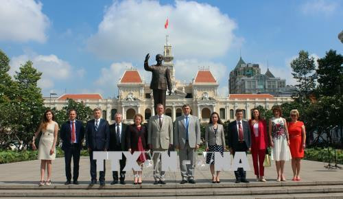 Đoàn đại biểu thành phố Saint Petersburg dâng hoa trước tượng đài Hồ Chí Minh. Ảnh: Xuân Khu-TTXVN