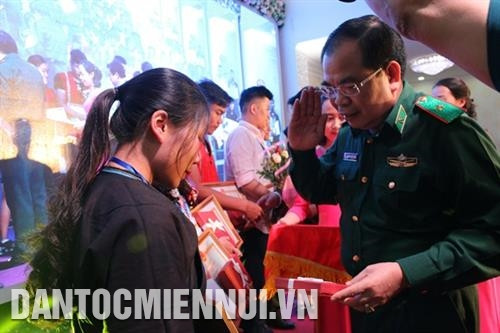 Thượng tướng Phùng Quốc Tuấn, Phó Chính ủy Bộ Tư lệnh Bộ đội Biên phòng trao quà cho các em HS, SV DTTS xuất sắc, tiêu biểu. Thượng tướng Phùng Quốc Tuấn, Phó Chính ủy Bộ Tư lệnh Bộ đội Biên phòng trao quà cho các em HS, SV DTTS xuất sắc, tiêu biểu.