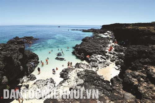 Góc trưng bày triển lãm ảnh về huyện đảo Lý Sơn. Ảnh: Nguyễn Đăng Lâm Hơn 3.000 người xác lập Kỷ lục Việt Nam - số lượng người tạo hình lá cờ Tổ quốc và hát Quốc ca đông nhất trên biển tại Hang Câu, xã An Hải, huyện Lý Sơn. Ảnh: Nguyễn Đăng Lâm Khu vực bãi sau, đảo Bé (còn gọi là đảo An Bình) là đảo lớn thứ hai trong số 3 đảo tại huyện đảo Lý Sơn được đánh giá là đảo có bãi biển đẹp và hoang sơ nhất Lý Sơn. Ảnh: Nguyễn Đăng Lâm