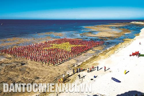 Góc trưng bày triển lãm ảnh về huyện đảo Lý Sơn. Ảnh: Nguyễn Đăng Lâm Hơn 3.000 người xác lập Kỷ lục Việt Nam - số lượng người tạo hình lá cờ Tổ quốc và hát Quốc ca đông nhất trên biển tại Hang Câu, xã An Hải, huyện Lý Sơn. Ảnh: Nguyễn Đăng Lâm Khu vực bãi sau, đảo Bé (còn gọi là đảo An Bình) là đảo lớn thứ hai trong số 3 đảo tại huyện đảo Lý Sơn được đánh giá là đảo có bãi biển đẹp và hoang sơ nhất Lý Sơn. Ảnh: Nguyễn Đăng Lâm