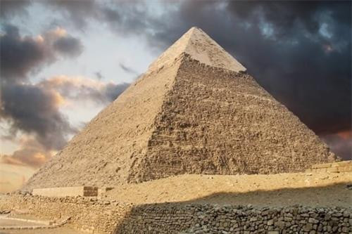 Kim tự tháp Ai Cập đã được người xưa xây dựng bằng những khối đá khổng lồ. Có những khối đá nặng đến 2,5 - 15 tấn. Trong suốt nhiều thập kỷ, các chuyên gia cố gắng giải mã bí ẩn về người người Ai Cập cổ đại làm thế nào để di chuyển khối đá khổng lồ xây dựng kim tự tháp. Sau quá trình nghiên cứu, các chuyên gia đã tìm ra câu trả lời. Chỉ với công cụ thô sơ là thành trượt, người Ai Cập cổ đã vận chuyển những khối đá khổng lồ xây kim tự tháp. Để làm được điều này, họ đặt tảng đá lên thanh trượt và làm ướt cát sa mạc ở phía dưới giúp giảm ma sát. Nhờ vậy, người Ai Cập có thể dễ dàng kéo di chuyển những tảng đá lớn hơn đến vị trí xây dựng kim tự tháp. Các chuyên gia không khỏi bất ngờ khi phát hiện một số đường hầm trong lòng kim tự tháp. Trong số này có thể kể đến hai đường hầm trong lòng kim tự tháp Cheops. Hai đường hầm này được phát hiện vào năm 1872. Kể từ đó, các nhà khoa học vào cuộc tìm hiểu mục đích của những đường hầm này. Có giả thuyết cho rằng những đường hầm trên là ống thông gió. Một số khác thì cho rằng đó là những đường hành lang dành riêng cho linh hồn của các pharaon đi vào cõi bất tử. Cho đến nay, bí ẩn này vẫn chưa được làm sáng tỏ. Kim tự tháp của người Ai Cập ẩn chứa rất nhiều bí mật, trong đó có nhiều điều chưa được giải mã. Thời gian qua, thế giới vô cùng kinh ngạc và cảm thấy thú vị khi các chuyên gia phát hiện 2 gian phòng chưa từng được biết tới, nằm ẩn giấu bí mật trong lòng Đại kim tự tháp Giza. Không gian bí ẩn trên đã được con người dự đoán từ lâu nhưng mãi đến gần đây mới phát hiện ra nhờ sự tiến bộ của khoa học. Đại kim tự tháp Giza, hay còn được biết tới với tên gọi kim tự tháp Khufu, được xem là một trong 7 kỳ quan của thế giới cổ đại. Kim tự tháp này có 3 gian phòng đã được biết tới. Kim tự tháp Ai Cập đã được người xưa xây dựng bằng những khối đá khổng lồ. Có những khối đá nặng đến 2,5 - 15 tấn. Trong suốt nhiều thập kỷ, các chuyên gia cố gắng giải mã bí ẩn về người người Ai Cập cổ đại làm thế nào để di chuyển khối đá khổng lồ xây dựng kim tự tháp. Sau quá trình nghiên cứu, các chuyên gia đã tìm ra câu trả lời. Chỉ với công cụ thô sơ là thành trượt, người Ai Cập cổ đã vận chuyển những khối đá khổng lồ xây kim tự tháp. Để làm được điều này, họ đặt tảng đá lên thanh trượt và làm ướt cát sa mạc ở phía dưới giúp giảm ma sát. Nhờ vậy, người Ai Cập có thể dễ dàng kéo di chuyển những tảng đá lớn hơn đến vị trí xây dựng kim tự tháp. Các chuyên gia không khỏi bất ngờ khi phát hiện một số đường hầm trong lòng kim tự tháp. Trong số này có thể kể đến hai đường hầm trong lòng kim tự tháp Cheops. Hai đường hầm này được phát hiện vào năm 1872. Kể từ đó, các nhà khoa học vào cuộc tìm hiểu mục đích của những đường hầm này. Có giả thuyết cho rằng những đường hầm trên là ống thông gió. Một số khác thì cho rằng đó là những đường hành lang dành riêng cho linh hồn của các pharaon đi vào cõi bất tử. Cho đến nay, bí ẩn này vẫn chưa được làm sáng tỏ. Kim tự tháp của người Ai Cập ẩn chứa rất nhiều bí mật, trong đó có nhiều điều chưa được giải mã. Thời gian qua, thế giới vô cùng kinh ngạc và cảm thấy thú vị khi các chuyên gia phát hiện 2 gian phòng chưa từng được biết tới, nằm ẩn giấu bí mật trong lòng Đại kim tự tháp Giza. Không gian bí ẩn trên đã được con người dự đoán từ lâu nhưng mãi đến gần đây mới phát hiện ra nhờ sự tiến bộ của khoa học. Đại kim tự tháp Giza, hay còn được biết tới với tên gọi kim tự tháp Khufu, được xem là một trong 7 kỳ quan của thế giới cổ đại. Kim tự tháp này có 3 gian phòng đã được biết tới.