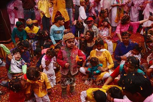 Người dân tham gia lễ hội Holi tại Ahmedabad , Ấn Độ ngày 20/3/2019. Ảnh: AFP/ TTXVN Trẻ em ném bột màu trong lễ hội Holi tại đền Kalupur Swaminarayan ở Ahmedabad, Ấn Độ, ngày 20/3/2019. Ảnh: AFP/ TTXVN Người dân ném bột màu trong lễ hội Holi tại đền Kalupur Swaminarayan ở Ahmedabad, Ấn Độ, ngày 20/3/2019. Ảnh: AFP/ TTXVN Trẻ em ném bột màu trong lễ hội Holi ở Jammu, thủ phủ mùa đông của khu vực Kashmir do Ấn Độ kiểm soát, ngày 20/3/2019. Ảnh: THX/ TTXVN Trẻ em tham gia lễ hội Holi ở Jammu, thủ phủ mùa đông của khu vực Kashmir do Ấn Độ kiểm soát, ngày 20/3/2019. Ảnh: THX/ TTXVN Người dân tham gia lễ hội Holi tại Ahmedabad , Ấn Độ ngày 20/3/2019. Ảnh: AFP/ TTXVN Trẻ em ném bột màu trong lễ hội Holi tại đền Kalupur Swaminarayan ở Ahmedabad, Ấn Độ, ngày 20/3/2019. Ảnh: AFP/ TTXVN Người dân ném bột màu trong lễ hội Holi tại đền Kalupur Swaminarayan ở Ahmedabad, Ấn Độ, ngày 20/3/2019. Ảnh: AFP/ TTXVN Trẻ em ném bột màu trong lễ hội Holi ở Jammu, thủ phủ mùa đông của khu vực Kashmir do Ấn Độ kiểm soát, ngày 20/3/2019. Ảnh: THX/ TTXVN Trẻ em tham gia lễ hội Holi ở Jammu, thủ phủ mùa đông của khu vực Kashmir do Ấn Độ kiểm soát, ngày 20/3/2019. Ảnh: THX/ TTXVN