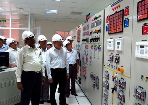 Các đại biểu tham quan khu vực điều hành của Nhà máy điện sinh khối KCP- Phú Yên. Thế Lập- TTXVN. Các đại biểu tham quan khu vực điều hành của Nhà máy điện sinh khối KCP- Phú Yên. Thế Lập- TTXVN.